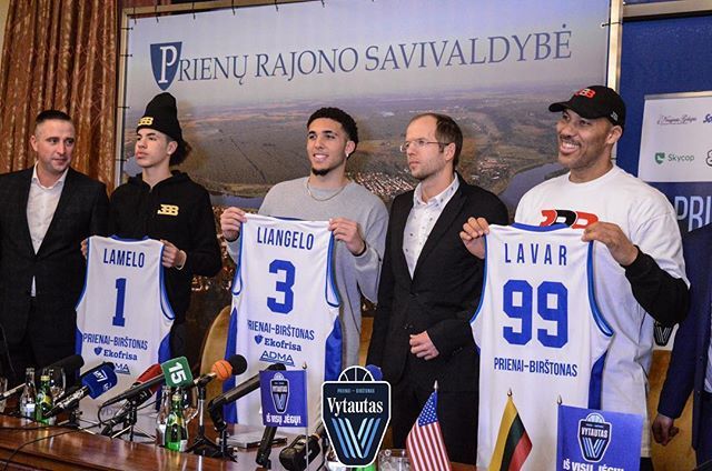 20647974_lavar-ball-pulls-liangelo-lamelo-from_339e0ada_m.jpg